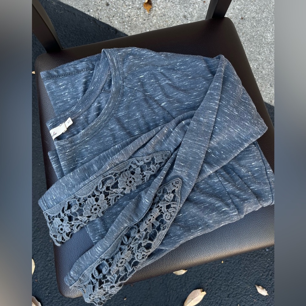 Elodie‎ Heather Gray Long-Sleeved Shirt